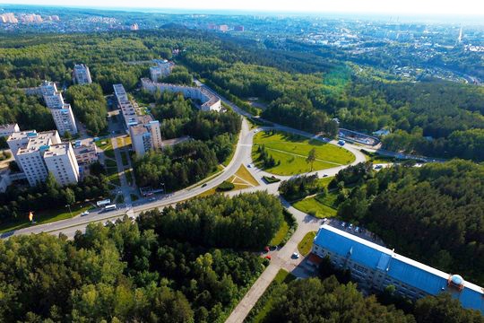 Решение о создании Томского филиала Сибирского отделения Академии наук СССР (СО АН) было принято в 1969 году. Входящие в его состав научные учреждения, а также дома, построенные для сотрудников Томского научного центра, расположены в Академгородке..